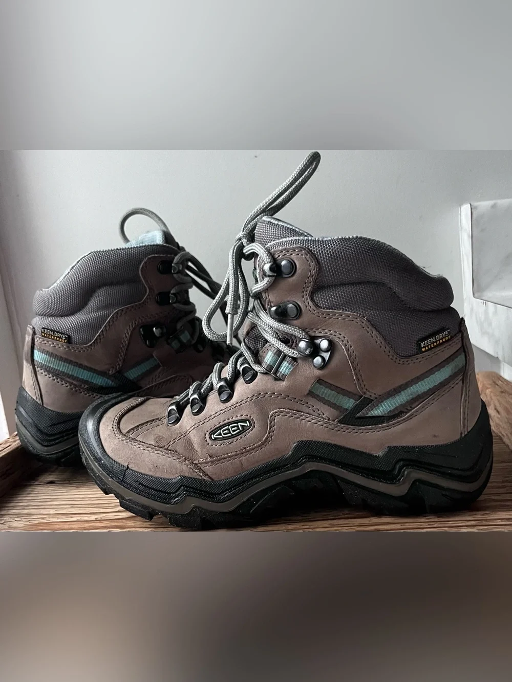 KEEN Durand II Mid waterproof Hiking Boots tan leather with Teal Accents size 6